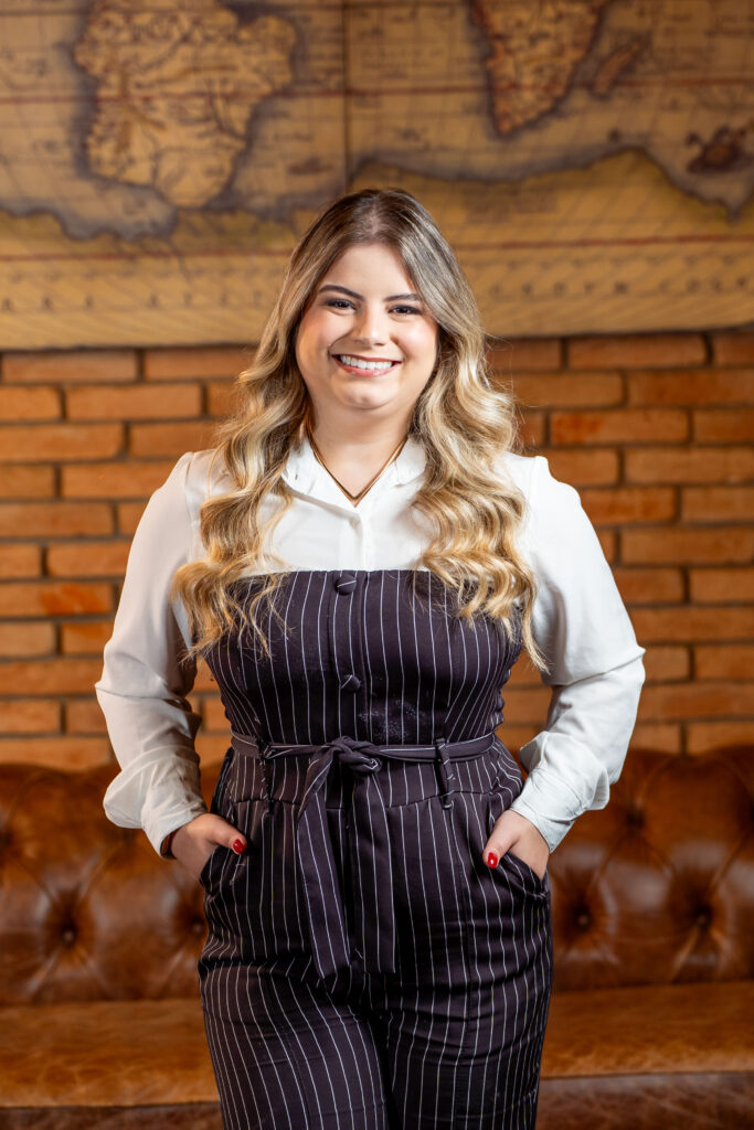 Julyanna Pinheiro Lins de Albuquerque, Sócia de Serviço, advogada graduada pela Universidade Católica de Brasília, pós-graduada em Direito das Mulheres pela Proordem e pós-graduanda em Processo Civil pela ESA. Aluna especial do Mestrado em Direito pela UnB, com 5 anos de experiência na área cível e recursal.