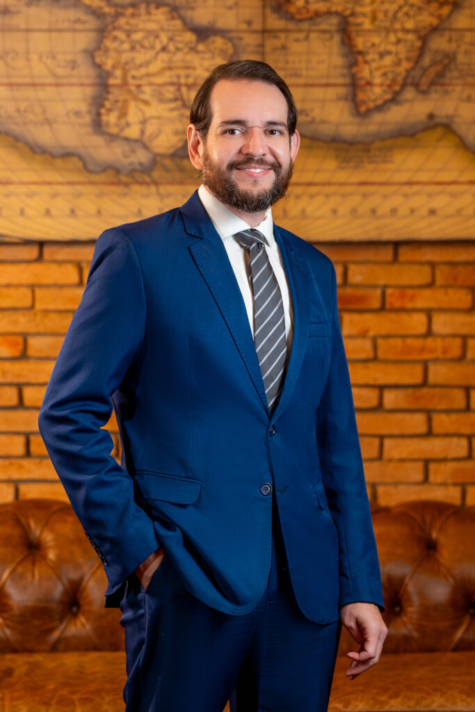 Giovanni Fialho Netto Júnior, Sócio proprietário, pós-graduado em Processo Civil (UniCEUB) e Finanças (PUC/RS), mestrando em Direito Constitucional (IDP). Professor de pós-graduação e fundador do projeto "Advogado Superior", com mais de 14.500 alunos. Atua há mais de 15 anos em Tribunais Superiores, com passagem de 12 anos como assessor de ministros do STJ.