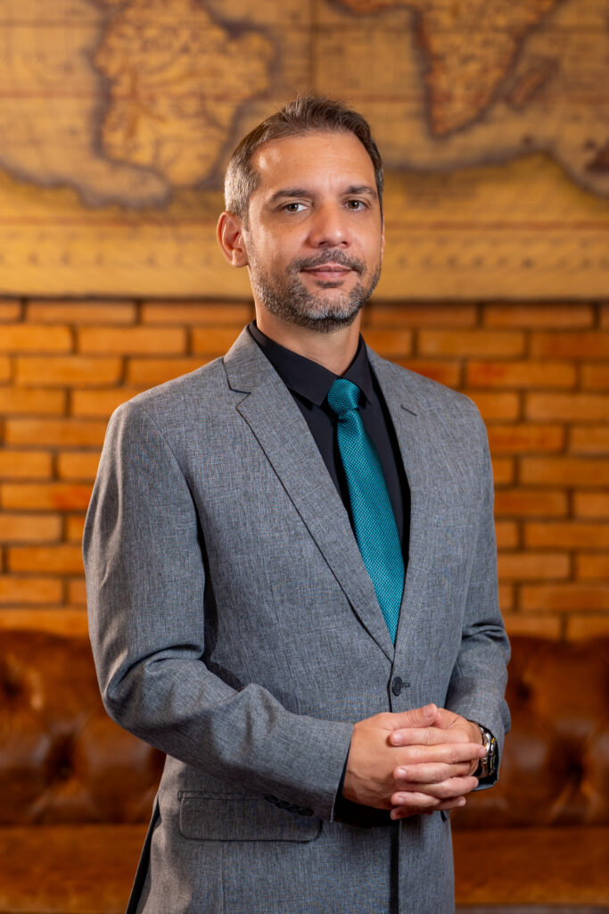 Dr. Brenno Filype Costa de Asevedo Vital  

Sócio Patrimonial  

Dr. Brenno Filype Costa de Asevedo Vital, Sócio Patrimonial, graduado pela Universidade Processus, tecnólogo em Aviação Civil, Ex-agente de aeroporto, Ex-piloto comercial de avião e especialista em Controladoria e Gestão Jurídica. Utiliza sua experiência de 10 anos na aviação para aplicar protocolos e rotinas de alta performance na advocacia.