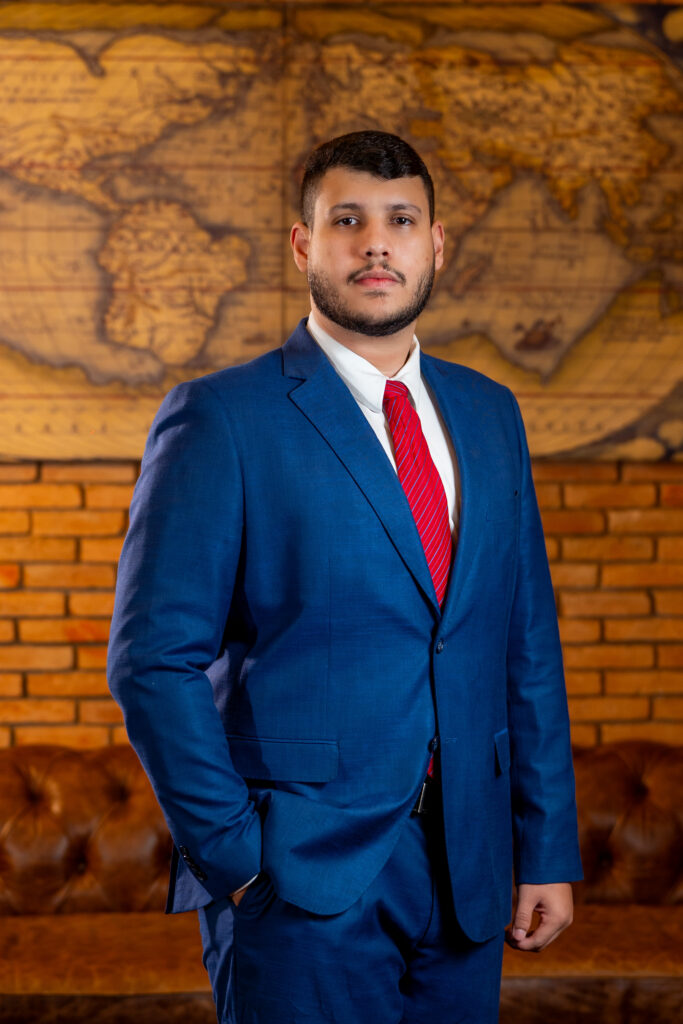 Daniel Domingues Pereira, Sócio de serviço, Advogado graduado em Direito e tecnólogo em Segurança da Informação pelo UniCEUB. Pós-graduando em Proteção de Dados pela ESA, atua há 3 anos nas áreas cível e de Direito Digital, com foco em privacidade, tecnologia e inovação jurídica.