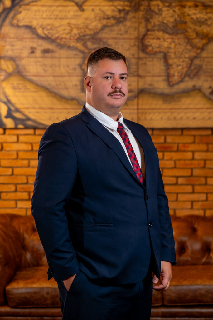 Rafael da Fonseca Barbosa é estagiário de Direito do escritório, graduando pela Universidade Processus. Com 15 anos de experiência em sistemas elétricos industriais e geração de energia, possui formação técnica em Mecatrônica e Eletrotécnica, contribuindo com análise, precisão e apoio técnico nos processos jurídicos.